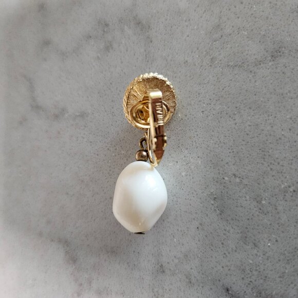 CREAM GRADUATED BEAD 31" L NECKLACE WITH MATCHING CROWN TRIFARI CLIP-ON EARRINGS - Picture 9 of 10